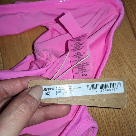 NWT SKIMS STRAPLESS CUTOUT MONOKINI IN TAFFY SIZE SMALL - Picture 6 of 6
